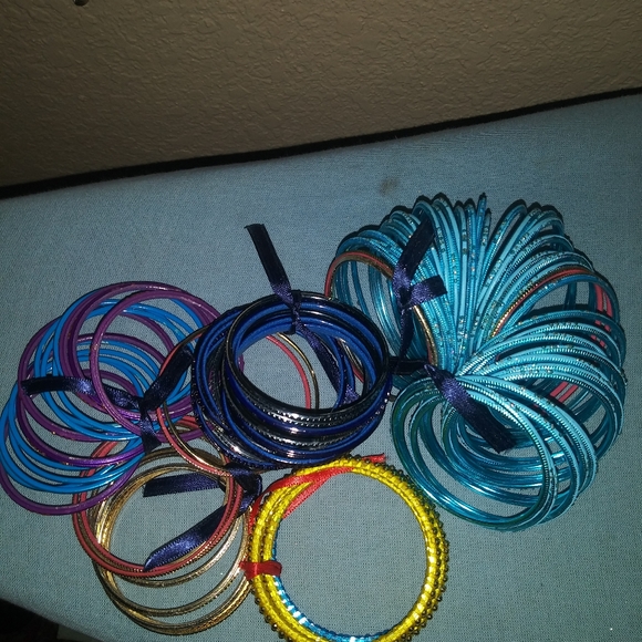 (SOLD) WOW!!!! 100+ Multi-Colorful Bangles - Picture 3 of 8